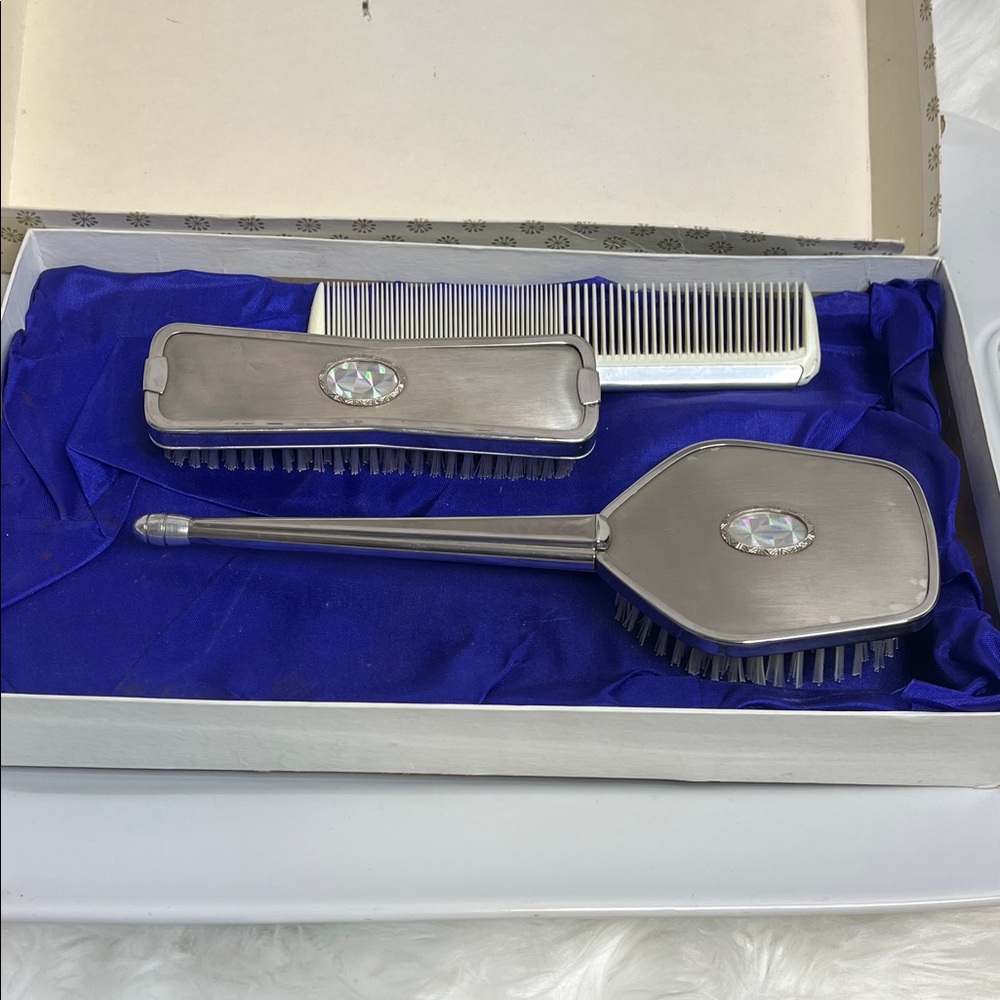 Elegant Silver Vanity Set with Comb - Picture 7 of 10